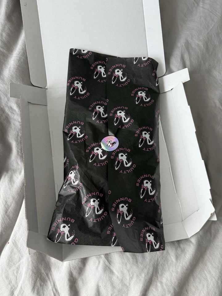 Máscara de conejito de cuero negro/blanco juguetón disfraz de Halloween Foto 4 de 4