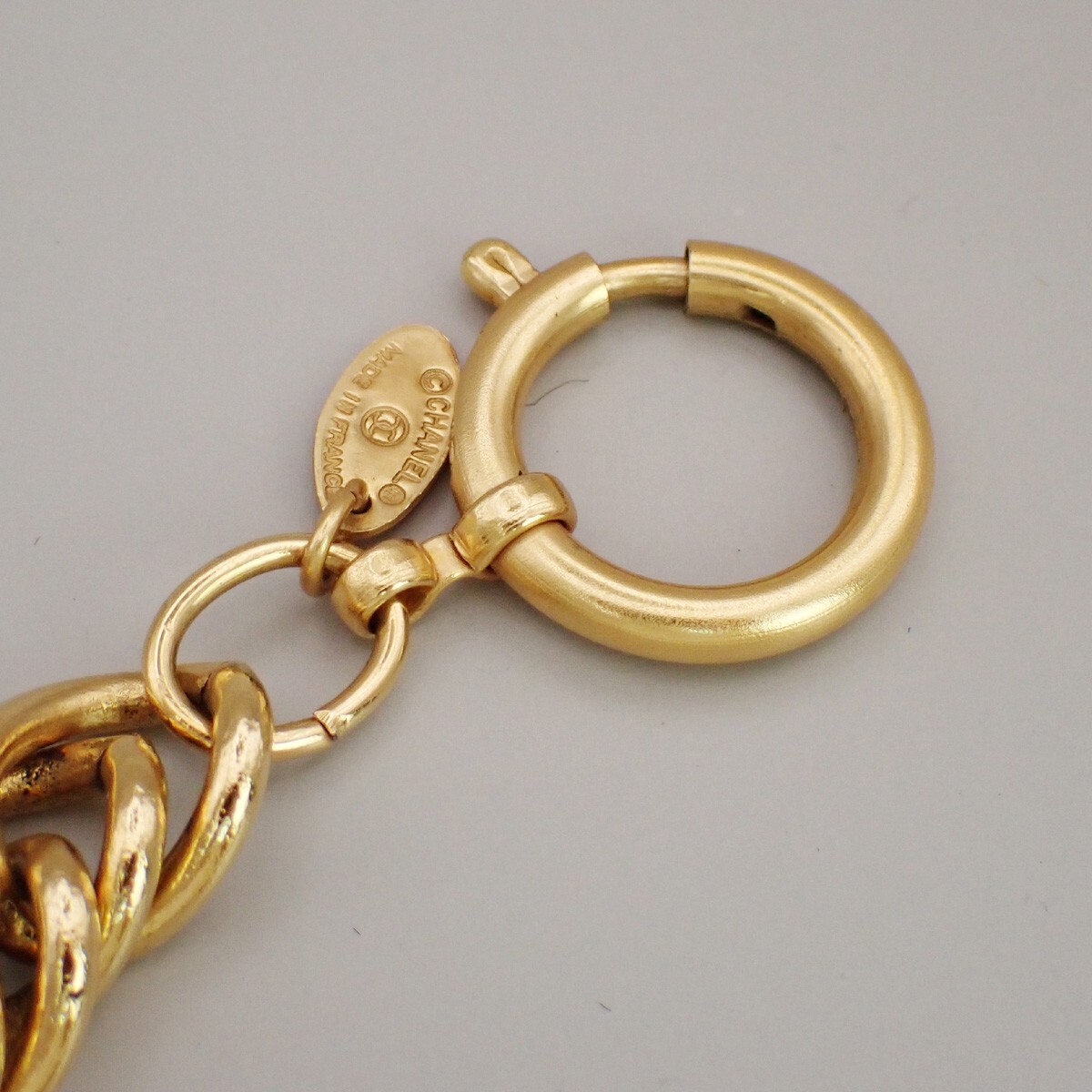 ビンテージ CHANEL 31 RUE CAMBON ゴールドコインブレスレット CHANEL Logo 31 Rue Cambon Charm Chain Bracelet Gold France