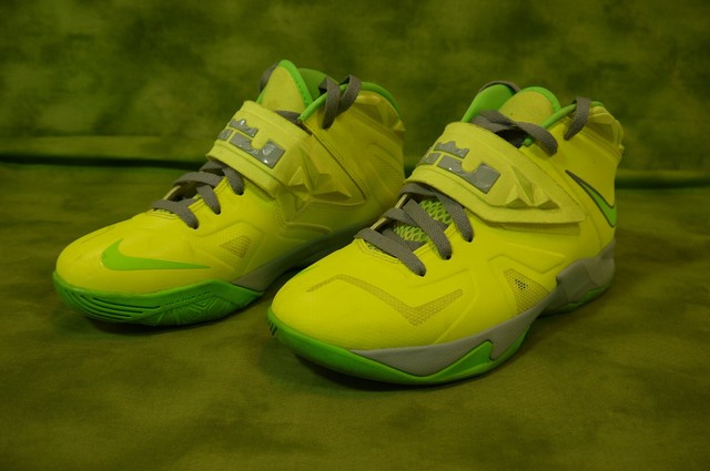 lebron james youth basketball shoes