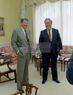 PRESIDENT RONALD REAGAN ROBERT BORK MEETING WHITE HOUSE 1987 8.5X11 PHOTO