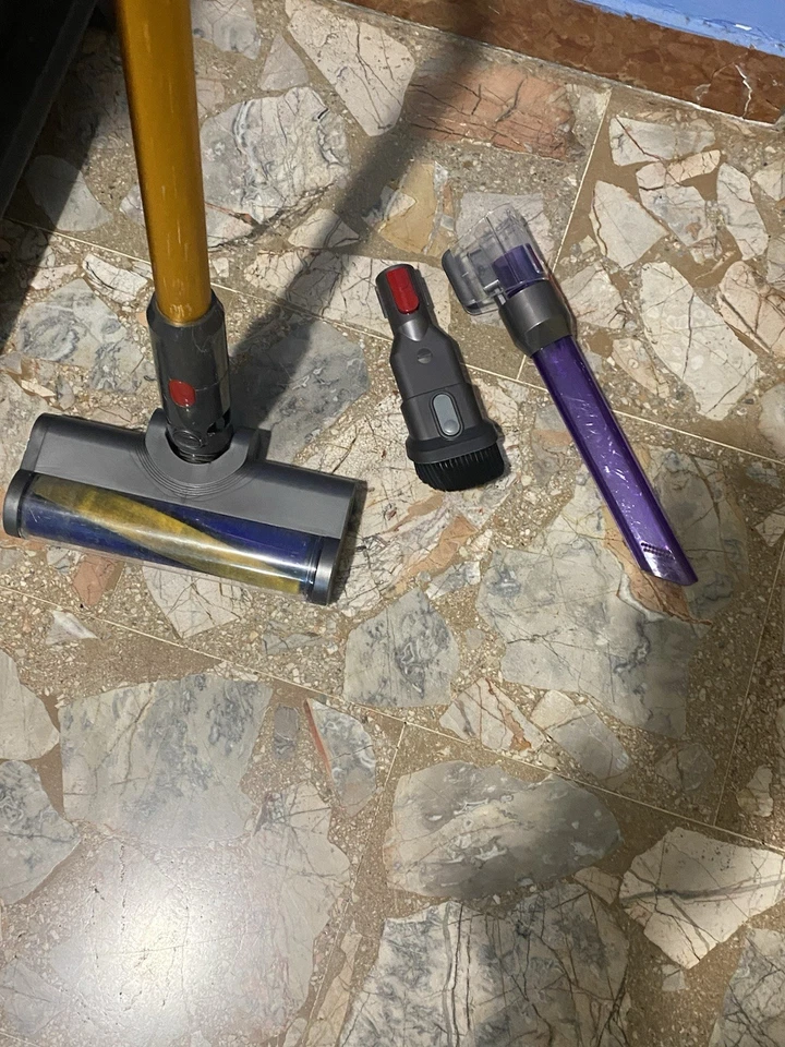 Dyson V15 Detect Absolute, foto 2 di 3