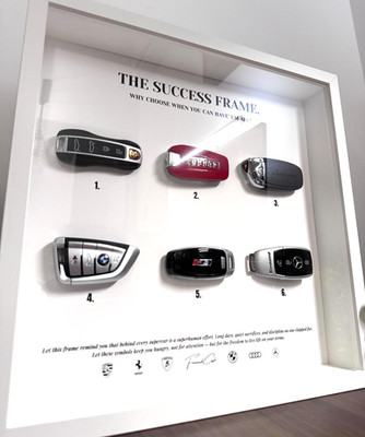 The Success Rahmen von FramedCash | 35x35 Luxus Autoschlüssel Wandbild | WHITE EDITION