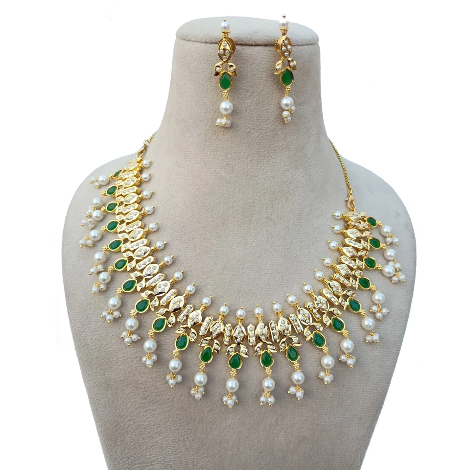 Joyería nupcial tradicional Jadau Kundan look chapado en oro perla y esmeralda verde Foto 3 de 4