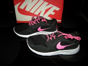 black and pink tennis shoes