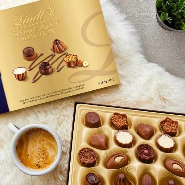 Lindt SWISS LUXURY SELECTION Assorted Chocolate Pralines Gift Box