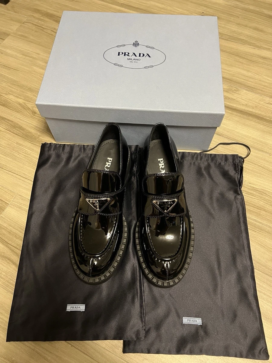 PRADA シルバー ポインテッドトゥ フラットシューズ PRADA Silver