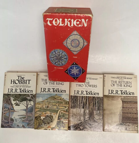JRR Tolkien Lord Of The Rings Red Box Book Set & Hobbit Excellent Condition LOTR - Afbeelding 1 van 9