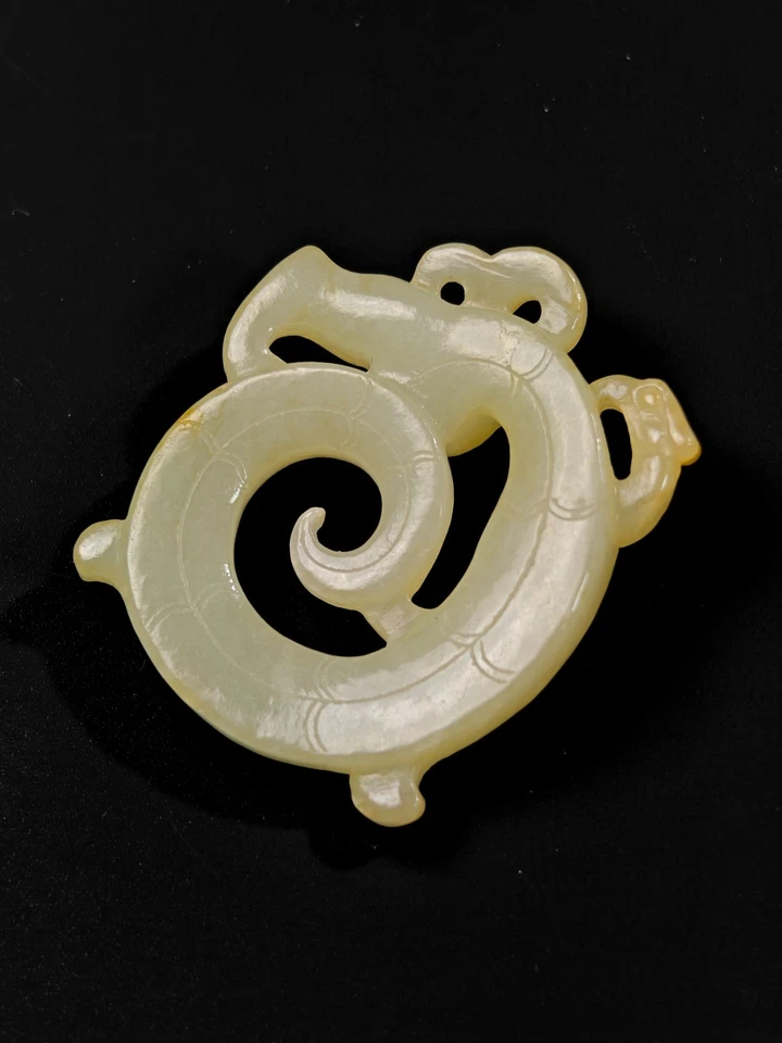 Colgante de jade chino dragón en espiral de jade de la dinastía Han 206 a.C.-220 d.C. Foto 2 de 4