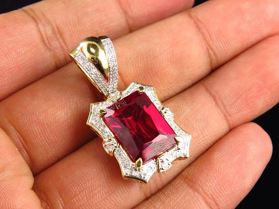 Colgante de plata chapado en oro amarillo de 14 k con rubí creado en laboratorio de corte esmeralda de 3 quilates para hombre Foto 3 de 4