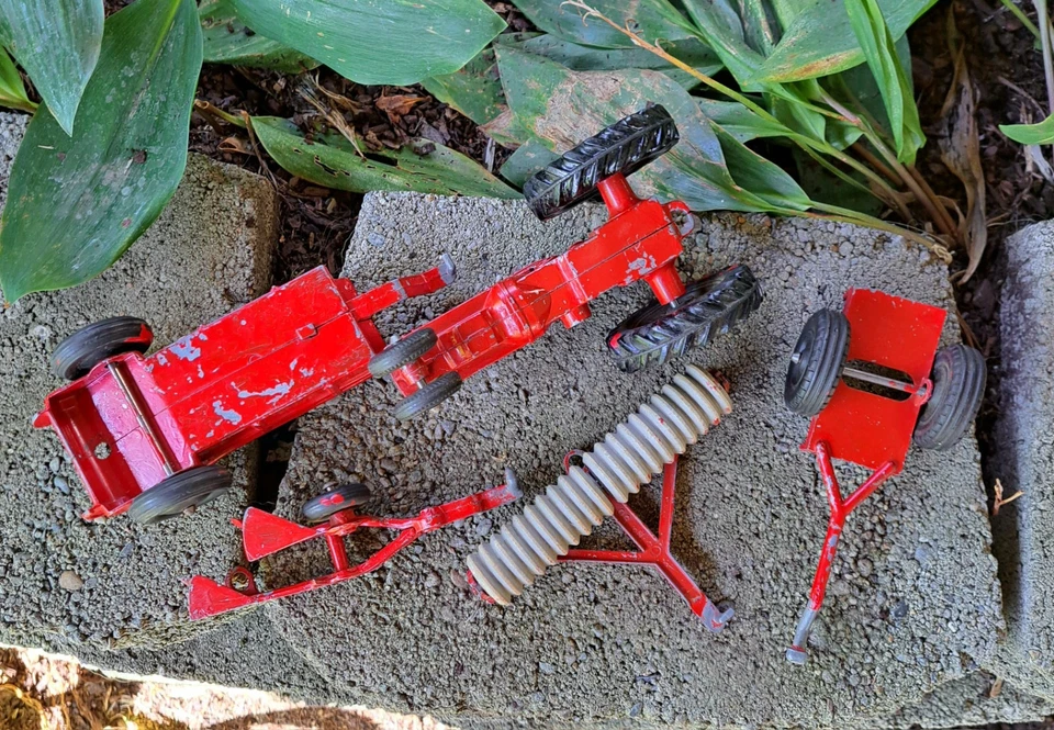 Antigo anos 50 Hubley Kiddie brinquedos agrícolas fundidos trator espalhador grade arado carrinho de fazenda - Imagem 2 de 4