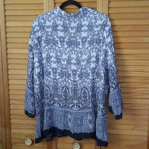 Blusa Moda Bug Blanco y Negro Estampado Paisley Mangas Campana 3/4 Talla 3X Foto 2 de 4