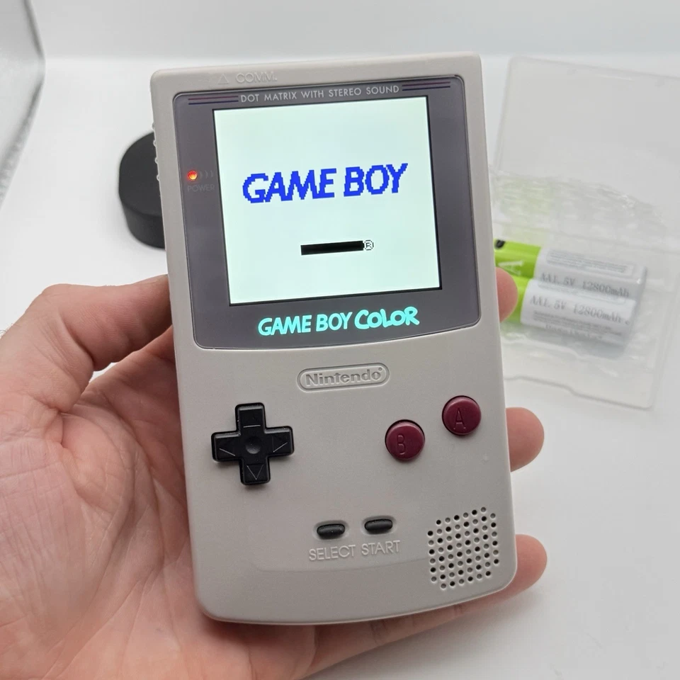 NINTENDO GAME BOY COLOR - IPS V3 - IN STILE CLASSIC + STAND + 2 BATTERIE USB-c - Immagine 4 di 4