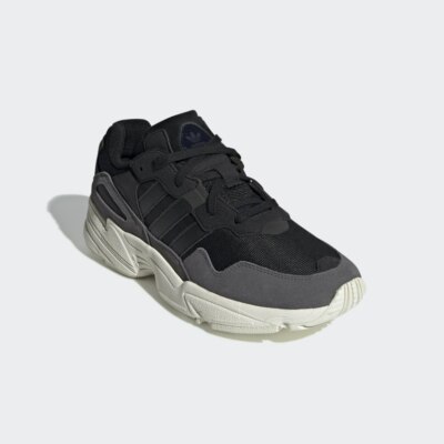 scarpe yung bianche e nere