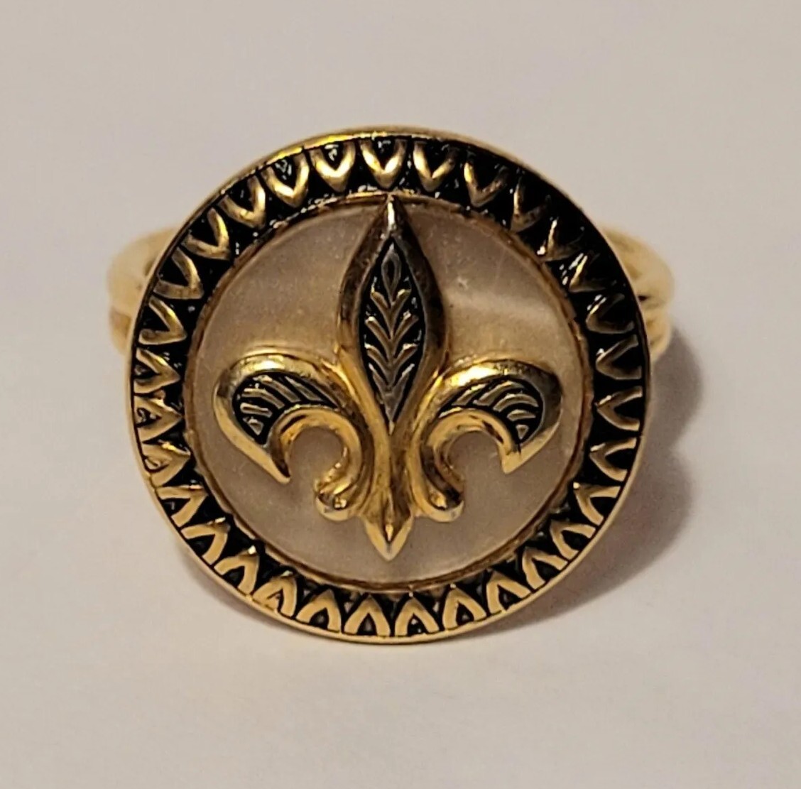 Bague Vintage – Or De Tolède Et Lucite Effet Nacré, Taille 53, Modèle Anneau Noir Et Doré (occasion)