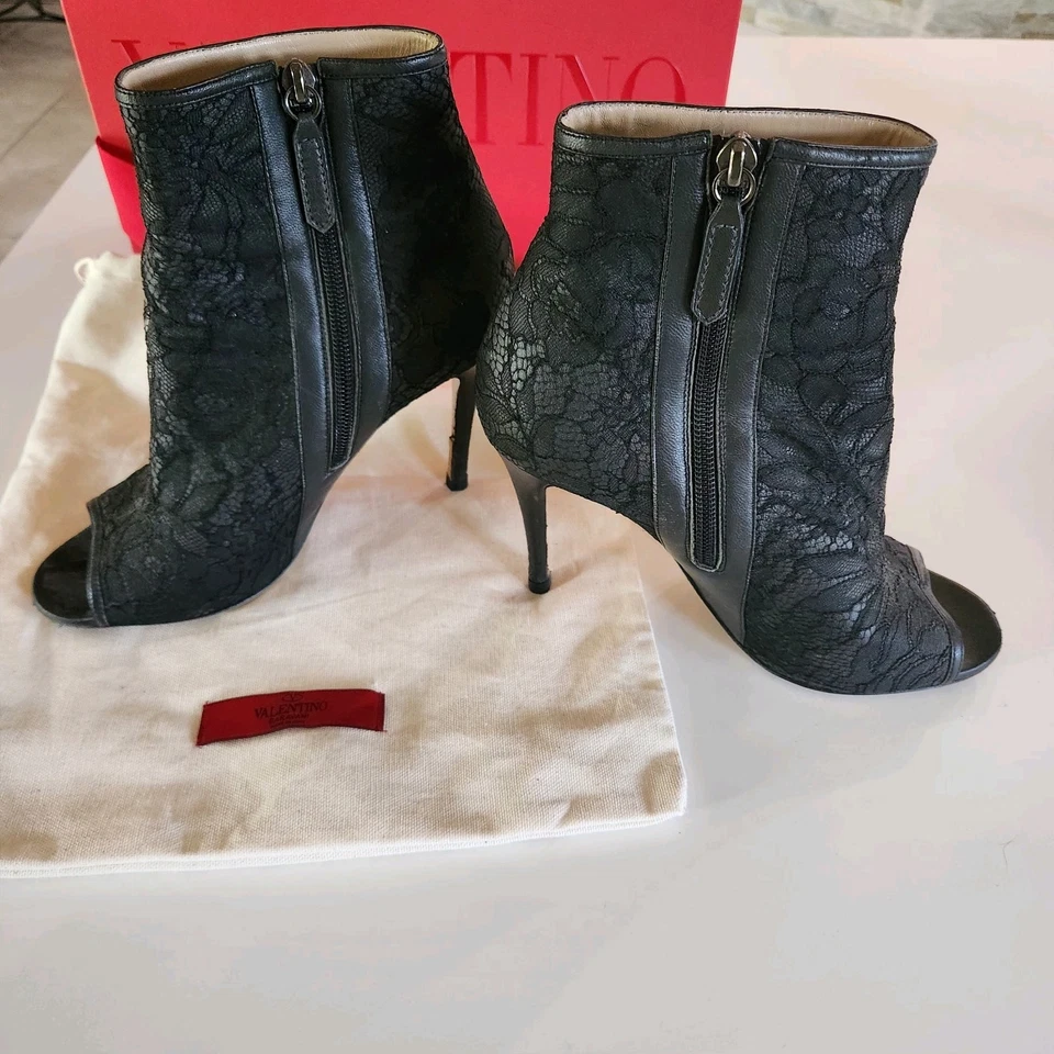 Hermosas botas al tobillo Valentino Garavani de cuero negras con encaje punta abierta 38,5 Foto 2 de 4