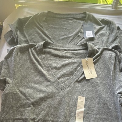 Universal Thread Goods Co Women's V Neck Shirt Lot Of 2 Size M Gray