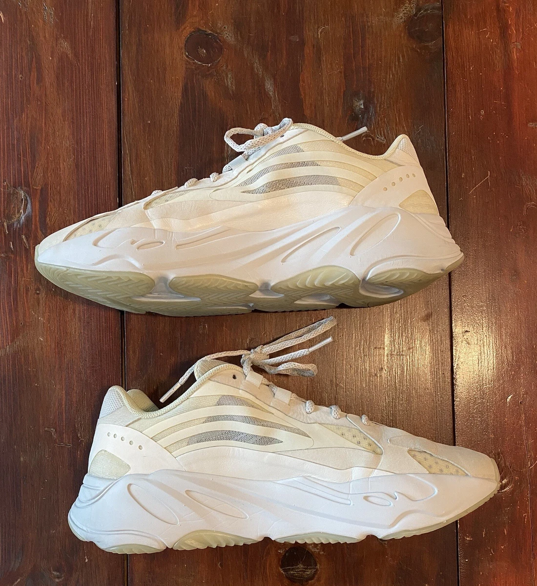 Yezzy store 700 white