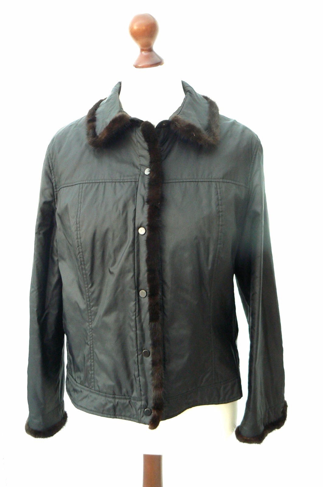 Aust Designer Jacke superleichte Übergangsjacke Fellbesatz Nerz Gr. 42 Aust Designer Jacke superleichte Übergangsjacke Fellbesatz Nerz Gr. 42