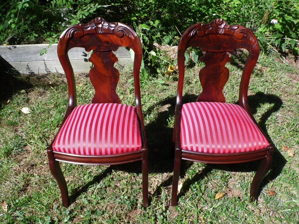 Antiguo par de sillas de comedor talladas a mano llama caoba Imperio Americano siglo XIX Foto 2 de 4