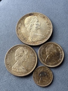 Cuatro monedas canadienses