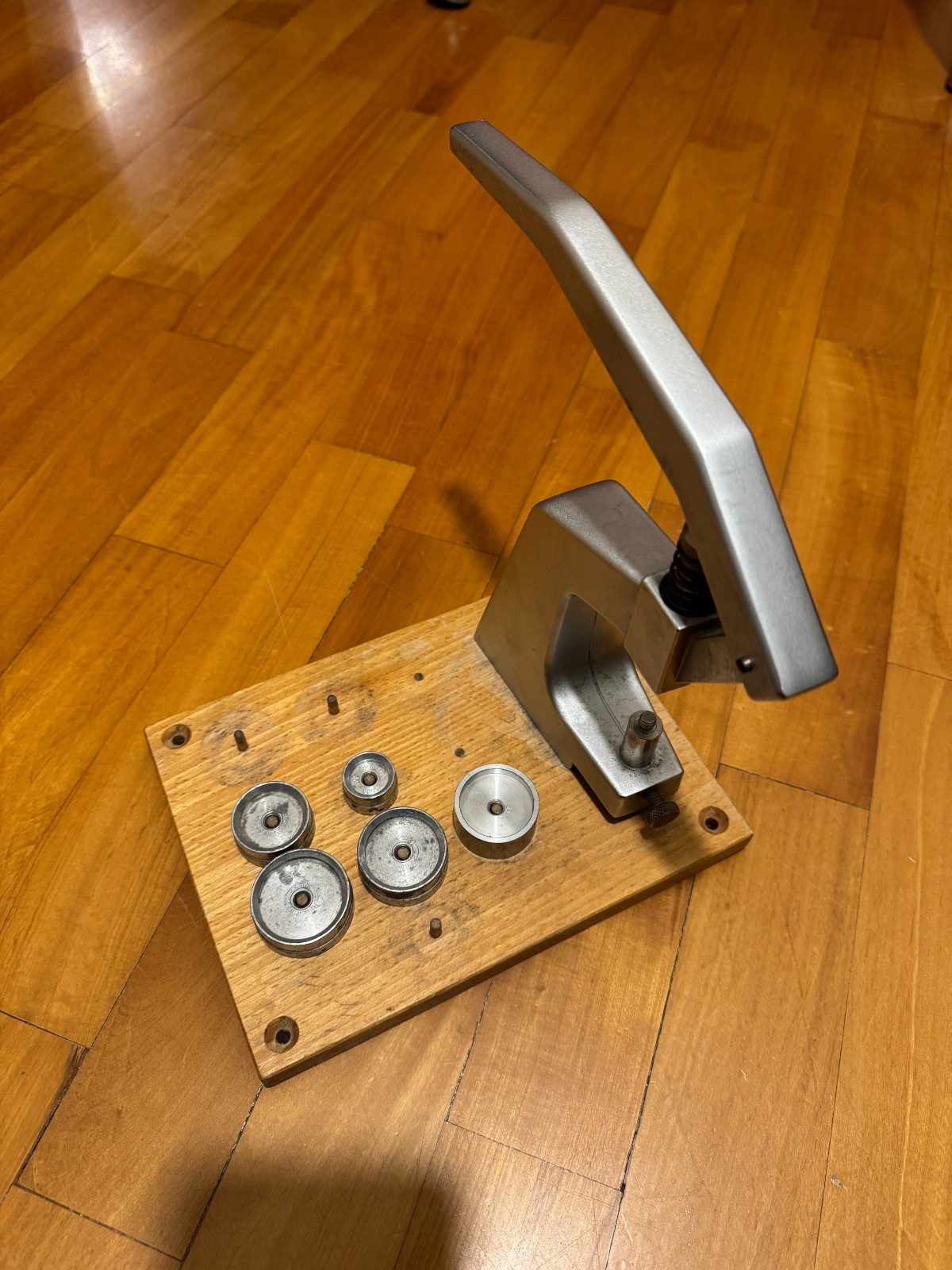 Bergeon Nr. 5500 Kraftpresse mit Holzsockel und Aluminiumdübeln