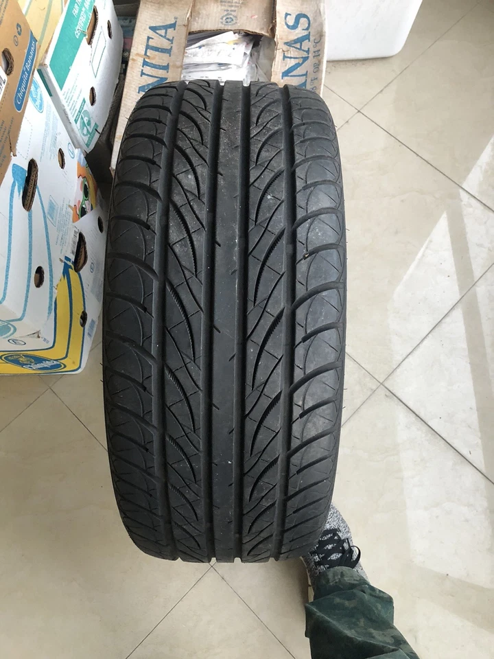 Llanta cromada Lexani 20 pulgadas con neumático 255 35 20 Foto 2 de 3