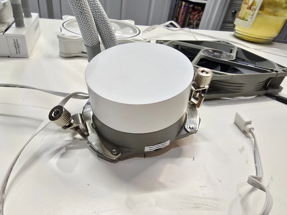 CoolerMaster MasterLiquid ML240L RGB White AIO AM5/AM4,LGA1700/1200 w/extra fans - Image 2 of 4