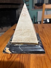 Piramide in Marmo travertino con ottone e base Portoro color Beige fatto a mano