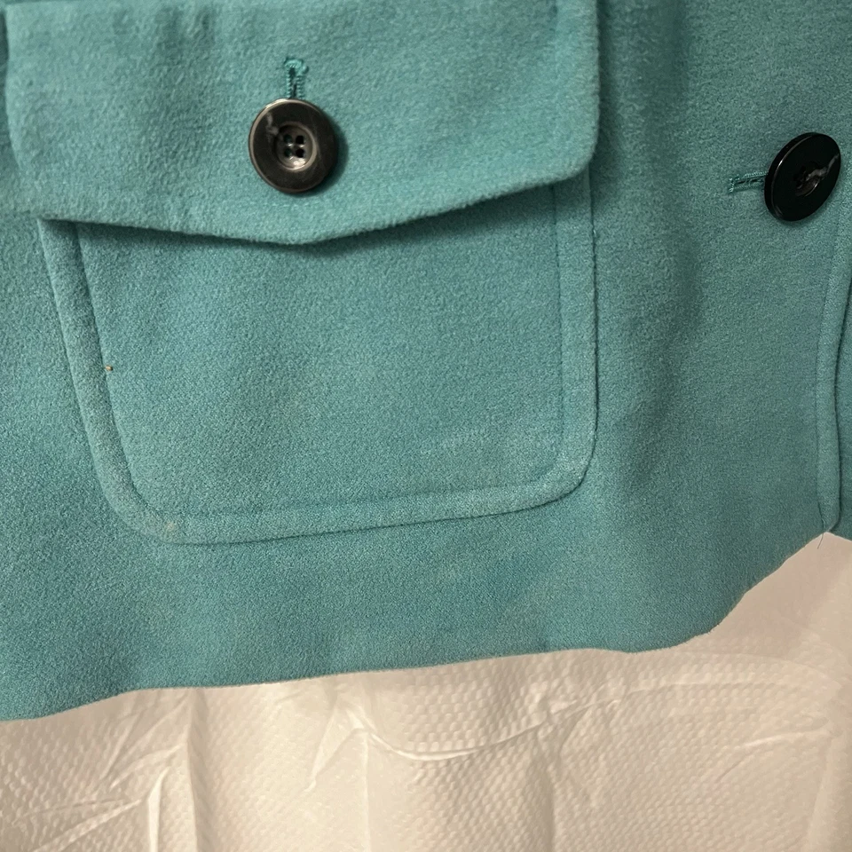 Abrigo para mujer JM Collection color verde azulado pesado con botones y bolsillos talla grande Foto 4 de 4