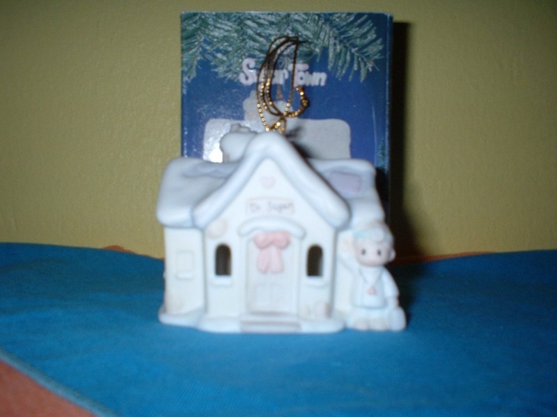 PRECIOUS MOMENTS SUGAR TOWN  DR SUGAR'S OFFICE  #530441 LIGHTED ORNAMENT NEW!