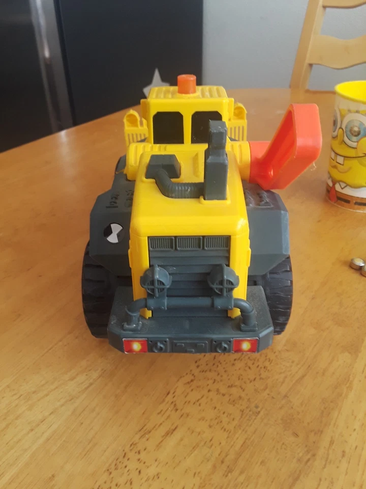 2011 MATCHBOX JUMBO POWER SHIFT BULLDOZER, 11" LONG, LIGHT AND SOUND - Imagem 4 de 4