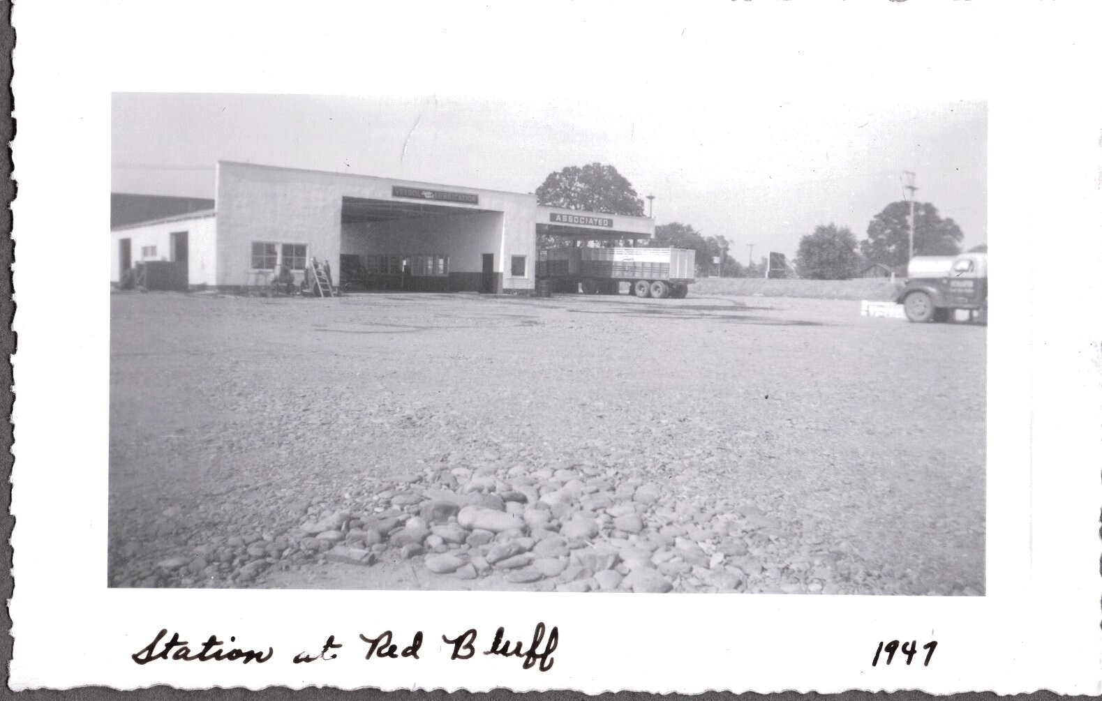 PHOTOGRAPH VEEDOL GAS OIL STATION SEMI-TRUCKS CHESTER RED BLUFF CALIFORNIA PHOTO-image