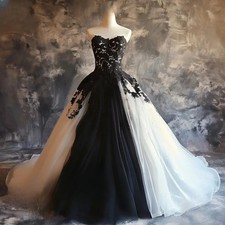 Sleeveless Black/White Vintage Wedding Dress Lace Appliques Lace-Up Back Corset