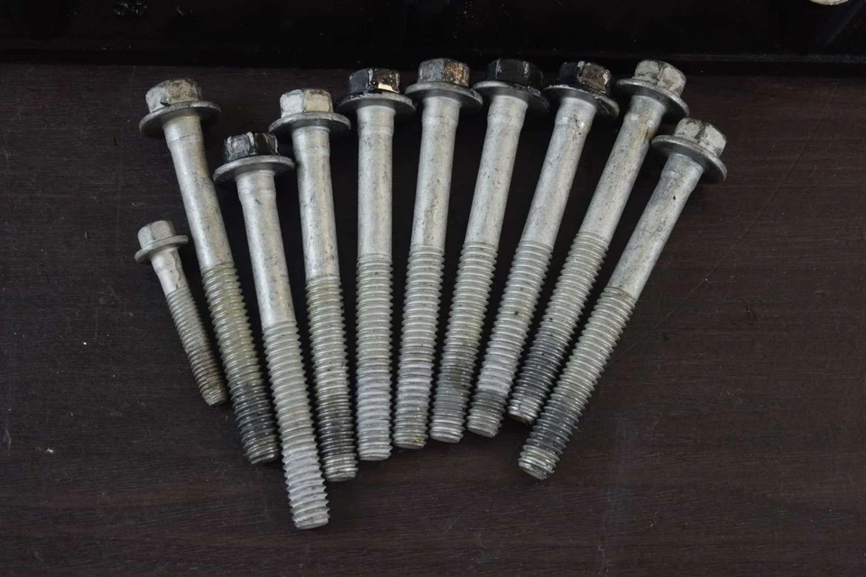 12570696 12552203 712913059842319 GM Aluminum Cylinder Head 6.0 L V8 - Image 2 of 4