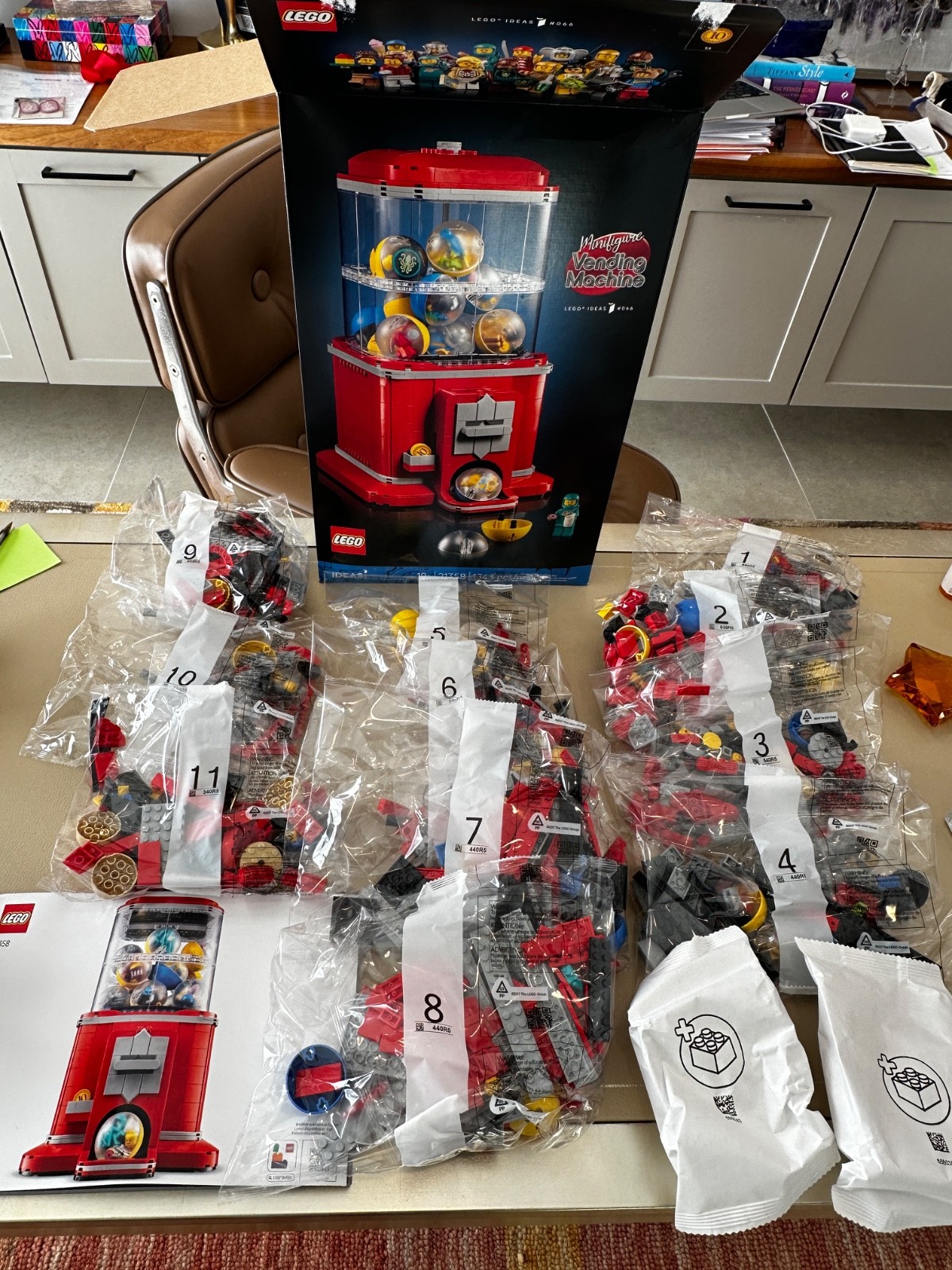 Lego Minifigure Vending Machine 21358 - complete set w minifigs