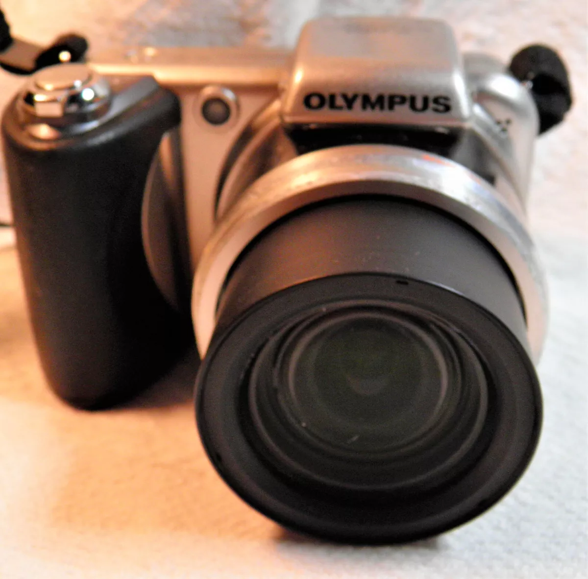 Olympus SP Series SP-600UZ 12.0 MP Digital Camera - Silver w/ 4 pocket case