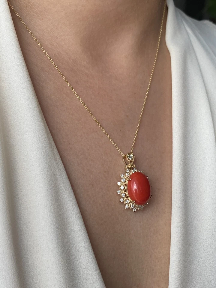 Colgante y cadena de oro 14k con coral rojo de 5,5 quilates y diamantes de 0,86 quilates, tasado $4950 Foto 4 de 4
