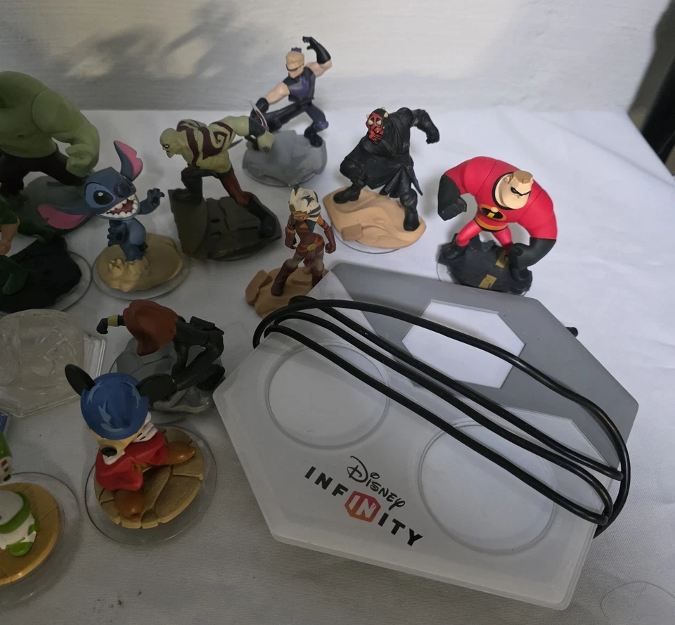 Lote de 38 figuras Disney Infinity discos de poder cristales etc. Foto 4 de 4