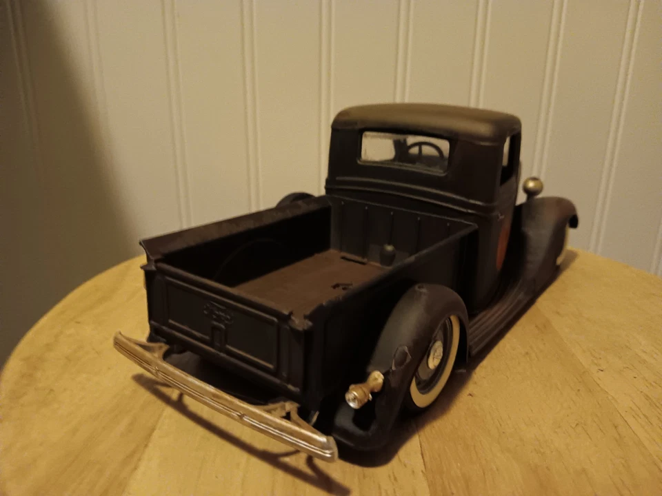  Camioneta Ford 1936 1:18 1:19 diecast golpeada desgastada oxidada depósito de chatarra granero hallazgo  Foto 4 de 4