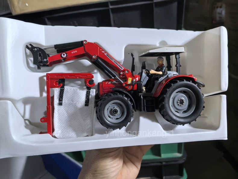 siku 1:32 Massey Ferguson 958 Massey Tractor Model Cargo Transport Truck - Image 2 of 4
