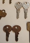 LOT OF 34 VINTAGE KEYS - NATIONAL KEY - COLE NATIONAL - USA BRASS INCL. 7 PAIRS — photo 8