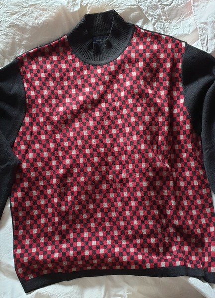 Jersey en rojo, negro y blanco marca Torradas