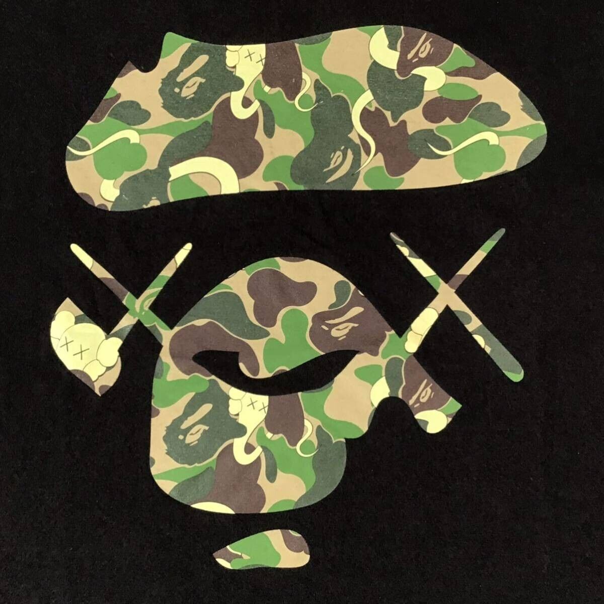 BAPE × KAWS bendy ABC camo green Big face T-shirt NIGO A BAPE × KAWS bendy ABC camo green Big face T-shirt NIGO A