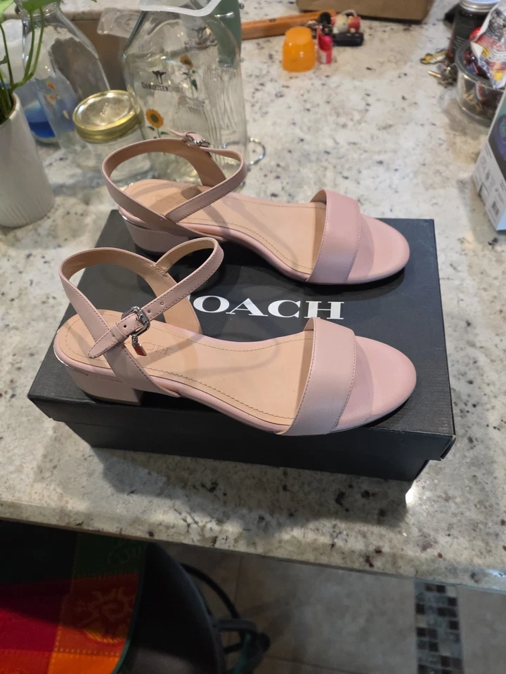 Sandalia Coach para mujer 8,5 Ida 35 de cuero con caja, flor AOM Foto 2 de 4