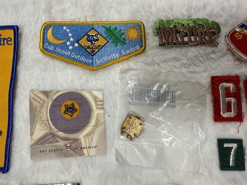 BOY SCOUT LOT OF 50 PATCHES MERIT BADGES PINS BELT BUCKLE CUB SCOUTS - Picture 6 of 15