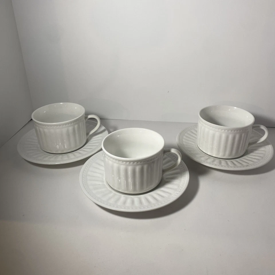 Juego de tres tazas de té y platillos Majesticware de Oneida Athena Foto 2 de 4