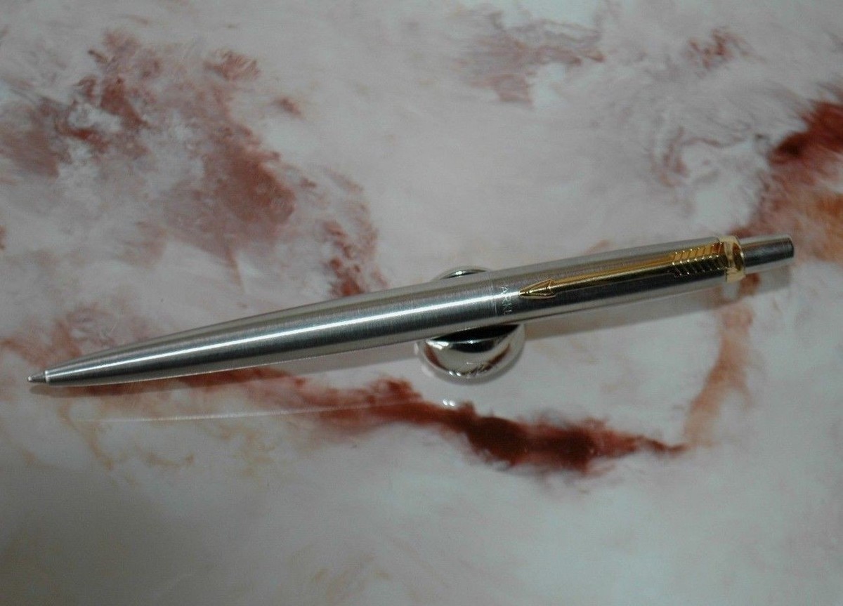 Parker Jotter Stylo-bille Pointe Moyenne Attributs Chromés Acier Massif Parker Jotter Stylo-bille Pointe Moyenne Attributs Chromés Acier Massif