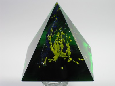 Pyramide aus Glas. Glaspyramide . h 10 cm.