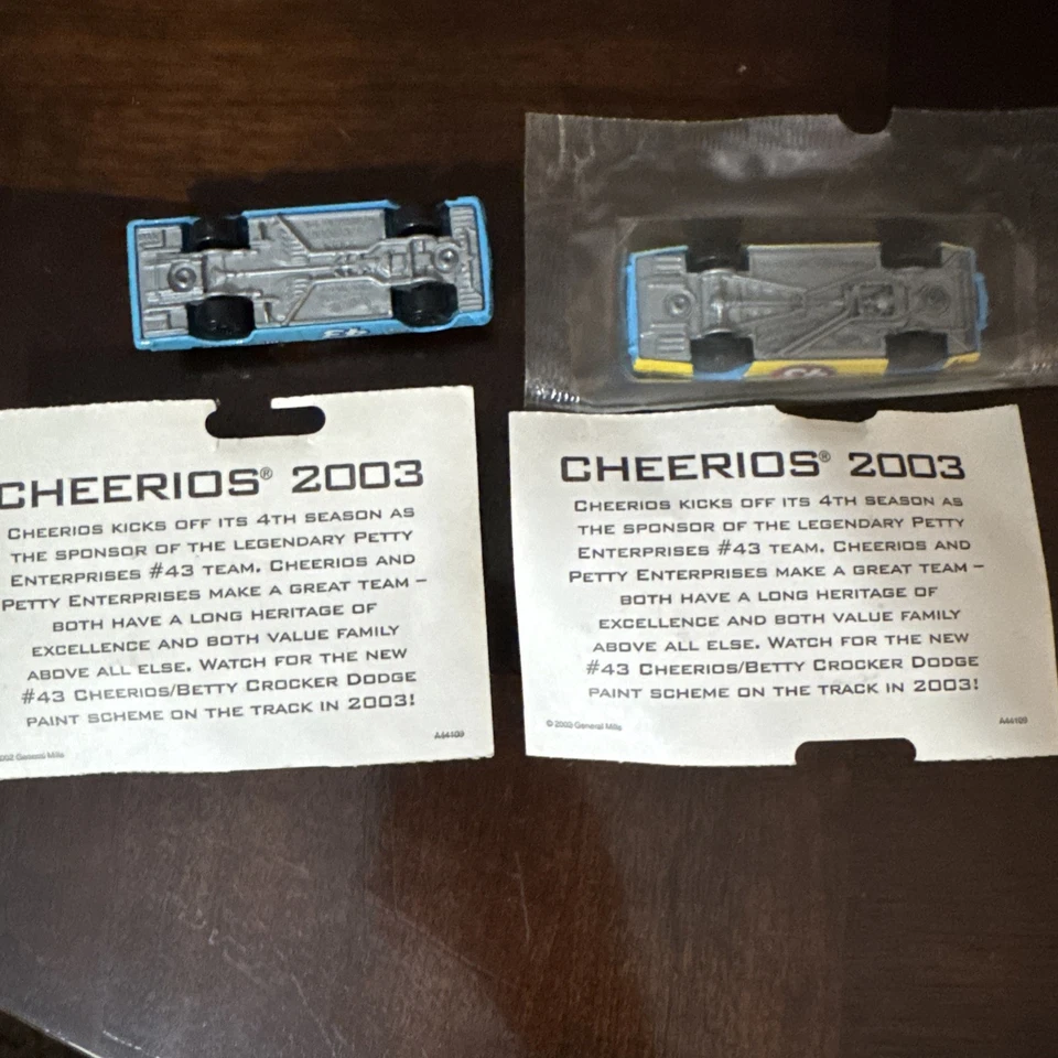 Lote De Coches De Colección NASCAR Richard Petty #43. Gen Mills Cheerios/Hot Wheels Foto 2 de 2