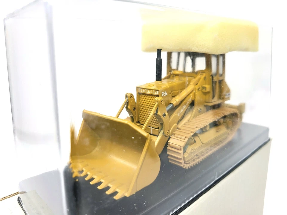 Fiat-Allis FL20 Track Loader with Ripper and Cab - Old Cars 1:50 Scale #60100 - Image 3 of 4